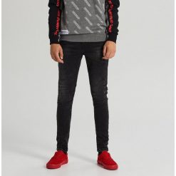 Jeansy super skinny - Czarny. Czarne jeansy męskie Cropp, m, bez wzorów. Za 99,99 zł.