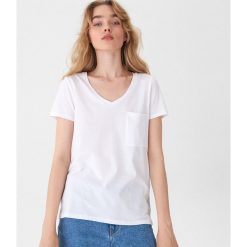 T-shirt z kieszenią - Biały. Białe t-shirty damskie House, xl, bez wzorów, bez kołnierzyka. Za 19,99 zł.