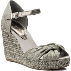 Espadryle TOMMY HILFIGER Iconic Elena Metallic Canvas FW0FW02651. Niebieskie espadryle damskie TOMMY HILFIGER, bez wzorów, bez obcasa. W wyprzedaży za 199,00 zł.