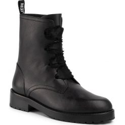 Trapery RED VALENTINO - TQ2S0D52MTF Nero 0NO. Czarne trapery damskie Red Valentino, ze skóry, klasyczne, bez obcasa, bez zapięcia. W wyprzedaży za 1279,00 zł.
