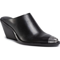 Klapki BRONX - 75123-A Black 01. Czarne klapki damskie Bronx, bez wzorów, ze skóry, bez obcasa, na obcasie. W wyprzedaży za 479,00 zł.