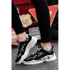 Sneakersy ELENISA BLACK. Czarne buty sportowe damskie IVET, z napisami, z tkaniny, eleganckie. W wyprzedaży za 49,00 zł.
