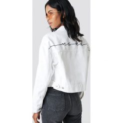 NA-KD Trend Kurtka jeansowa z nadrukiem NA-KD - White,Offwhite. Białe bomberki damskie NA-KD Trend, z nadrukiem, z denimu. Za 323,95 zł.