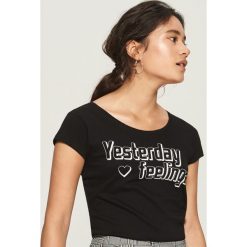 T-shirt z napisem - Czarny. Czarne t-shirty damskie Sinsay, l, z napisami. Za 12,99 zł.