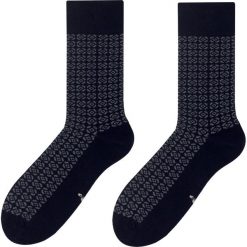 Czarne skarpety męskie - geometryczne kwiaty SK114. Czarne skarpetki męskie More - Skarpetki męskie, w kwiaty, z elastanu. Za 14,85 zł.