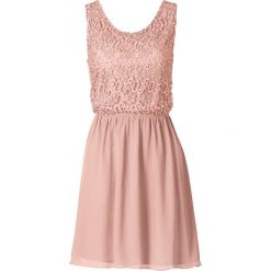 Sukienka bonprix stary jasnoróżowy. Różowe sukienki damskie bonprix, na imprezę, na lato, w koronkowe wzory, z koronki, eleganckie, z okrągłym kołnierzem, bez rękawów. Za 54,99 zł.
