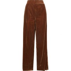 By Malene Birger DAYO Spodnie materiałowe leafs. Żółte spodnie damskie marki By Malene Birger, bez wzorów, z poliesteru. W wyprzedaży za 484,50 zł.