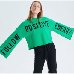 Krótka bluza z szerokimi rękawami - Zielony. Zielone bluzy damskie Cropp, s, bez wzorów, z krótkim rękawem, krótkie, bez kaptura. W wyprzedaży za 29,99 zł.