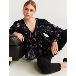 Mango - Bluzka Flora. Czarne bluzki damskie Mango, s, bez wzorów, z wiskozy, bez kołnierzyka, z długim rękawem. W wyprzedaży za 59,90 zł.
