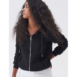 Rozpinana bluza z kapturem -. Bluzy damskie Sinsay, s, bez wzorów, bez rękawów, z kapturem. Za 39,99 zł.