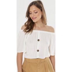 Biała Bluzka Evalia. Białe bluzki damskie Born2be, xl, bez wzorów, bez kołnierzyka, bez rękawów. W wyprzedaży za 44,99 zł.