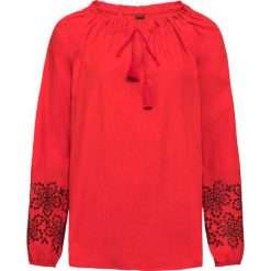 Bluzka z ażurowym haftem: MUST HAVE bonprix truskawkowy. Czerwone koszulki damskie marki bonprix, z haftami, bez kołnierzyka. Za 54,99 zł.