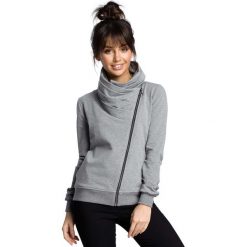 Sportowa Bluza Zapinana na Ukośny Zamek - Szara. Szare bluzy damskie rozpinane Molly.pl, s, bez wzorów, z dzianiny, bez rękawów, bez kaptura. Za 139,90 zł.