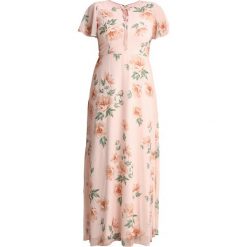 Długie sukienki: Chi Chi London Curvy JESSAMINE Długa sukienka pink