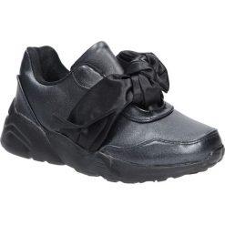 Czarne buty sportowe z kokardą casu c12033-3. Czarne półbuty dziewczęce Casu, bez wzorów, bez zapięcia. Za 79,99 zł.