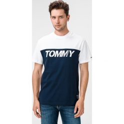 Tommy Jeans Koszulka Niebieski Biały. Niebieskie podkoszulki męskie Tommy Jeans, s, z nadrukiem, z bawełny, bez kołnierzyka, z krótkim rękawem, krótkie. Za 221,95 zł.