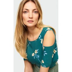 Bluzka z wycięciami na ramionach. Bluzki damskie Greenpoint, bez wzorów, z wiskozy, bez kołnierzyka, bez rękawów. Za 59,99 zł.