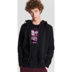 Rozpinana bluza z kapturem - Czarny. Czarne bluzy męskie Cropp, s, bez wzorów, z kapturem, bez rękawów, z kapturem. Za 129,99 zł.