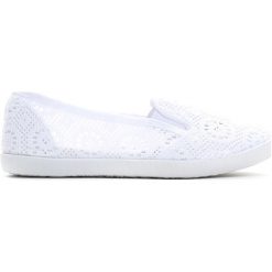 Białe Tenisówki Blue Hawaiian. Białe trampki chłopięce Born2be, na lato, z materiału, z okrągłym noskiem. Za 19,99 zł.