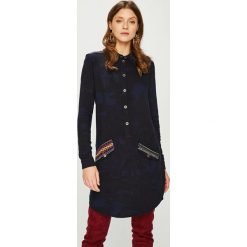 Desigual - Sukienka. Niebieskie sukienki damskie Desigual, na co dzień, bez wzorów, z wiskozy, casualowe, bez kołnierzyka, z krótkim rękawem, krótkie, mini, proste. W wyprzedaży za 359,90 zł.