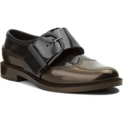 Półbuty MELISSA - Classic Brogue Special 32394 Black/Gold 50870. Czarne półbuty damskie Melissa, na co dzień, bez wzorów, z tworzywa sztucznego, bez obcasa, na płaskiej podeszwie, bez zapięcia. W wyprzedaży za 309,00 zł.