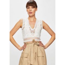 Guess Jeans - Top Tiffany. Czarne bluzki damskie Guess Jeans, s, w koronkowe wzory, z poliesteru, z okrągłym kołnierzem. W wyprzedaży za 229,90 zł.