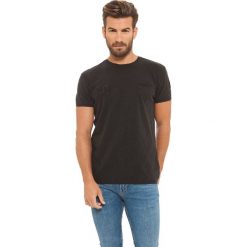 T-shirt w kolorze czarnym. Czarne t-shirty męskie Lonsdale, Kangol, Crosshatch, m, bez wzorów, z bawełny, z okrągłym kołnierzem. W wyprzedaży za 49,95 zł.