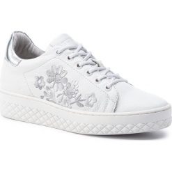 Sneakersy TOGOSHI - TG-09-02-000051 124. Białe półbuty damskie Togoshi, na co dzień, bez wzorów, ze skóry, bez obcasa, na płaskiej podeszwie, bez zapięcia. W wyprzedaży za 219,00 zł.