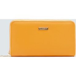 Portfel w musztardowym kolorze. Pomarańczowe portfele damskie marki Pull&Bear. Za 49,90 zł.