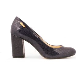 Błyszczące czółenka na słupku - skóra naturalna - model 042 - kolor granatowy łapki. Niebieskie czółenka damskie Zapato, na co dzień, bez wzorów, z jeansu, z okrągłym noskiem, bez obcasa, na obcasie. W wyprzedaży za 179,40 zł.