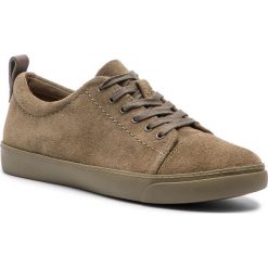 Tenisówki CLARKS - Glove Echo 261392734 Khaki Suede. Zielone półbuty damskie Clarks, bez wzorów, z zamszu, bez zapięcia. W wyprzedaży za 209,00 zł.