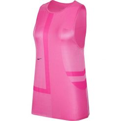 Top sportowy w kolorze różowym. Różowe topy damskie Nike Women, xl, bez wzorów, ze skóry, z okrągłym kołnierzem. W wyprzedaży za 109,95 zł.