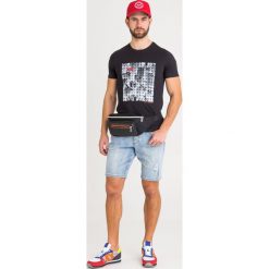 NERKA Armani Exchange. Szare torby męskie skórzane Armani Exchange, w paski, ze skóry ekologicznej. W wyprzedaży za 307,30 zł.