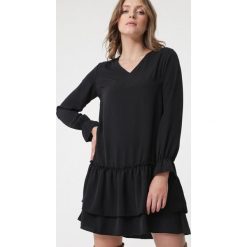 Czarna Sukienka Bayles. Czarne sukienki damskie Born2be, na imprezę, na zimę, s, bez wzorów, klasyczne, z klasycznym kołnierzykiem, z długim rękawem, długie, mini, trapezowe. Za 89,99 zł.