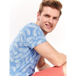T-shirt we wzór. Niebieskie t-shirty męskie Top Secret, na lato, xxl, z nadrukiem, z bawełny, bez kołnierzyka, krótkie. W wyprzedaży za 19,99 zł.