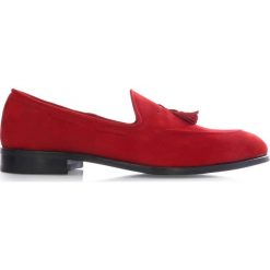 Czerwone wsuwane buty męskie - tassel loafers T149. Czerwone buty wizytowe męskie Faber - Obuwie męskie, ze skóry, bez zapięcia. W wyprzedaży za 251,10 zł.
