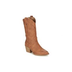Botki Refresh 69304-CAMEL. Pomarańczowe botki damskie Refresh, bez obcasa, bez zapięcia. W wyprzedaży za 220,15 zł.