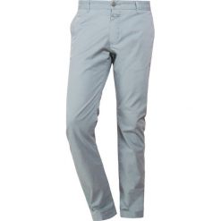 CLOSED CLIFTON SLIM Chinosy aqua. Niebieskie chinosy męskie marki CLOSED, z bawełny. Za 499,00 zł.