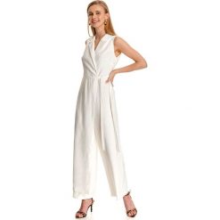 Elegancki kombinezon damski. Białe kombinezony damskie Top Secret, na imprezę, na lato, bez wzorów, eleganckie, bez kołnierzyka, z długim rękawem, długie. W wyprzedaży za 139,99 zł.