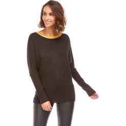 Sweter w kolorze czarnym. Czarne swetry damskie L'étoile du cachemire, bez wzorów, z kaszmiru, klasyczne, bez rękawów, bez kaptura. W wyprzedaży za 149,95 zł.