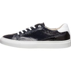 Skórzane sneakersy w kolorze granatowym. Niebieskie trampki męskie Otto Kern, bez wzorów, ze skóry, na sznurówki. W wyprzedaży za 365,95 zł.