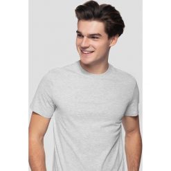 T-shirt męski TSM300 - chłodny jasny szary melanż. Szare koszulki męskie marki 4f, m, bez wzorów, bez kołnierzyka. Za 39,99 zł.