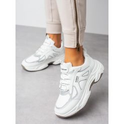 Białe buty sportowe sneakersy sznurowane casu 20h2/w. Białe buty dziewczęce sportowe Casu, bez wzorów, ze skóry ekologicznej, na sznurówki. Za 69,99 zł.