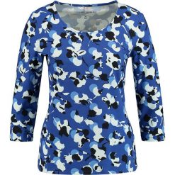Koszulka w kolorze niebieskim. Niebieskie koszulki damskie Gerry Weber, bez wzorów, z okrągłym kołnierzem, z długim rękawem. W wyprzedaży za 69,95 zł.
