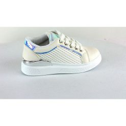 Sneakersy w kolorze białym. Białe trampki dziewczęce Rock & Joy, bez wzorów, na sznurówki. W wyprzedaży za 85,95 zł.