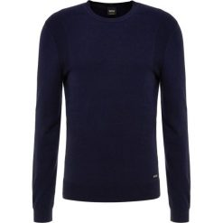 BOSS CASUAL KOSAWIROS Sweter dark blue. Niebieskie swetry klasyczne męskie BOSS Casual, l, z bawełny. Za 499,00 zł.