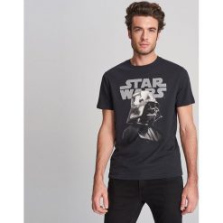 Koszulka z nadrukiem Star Wars - Czarny. Czarne koszulki męskie Reserved, s, z nadrukiem, retro. Za 59,99 zł.