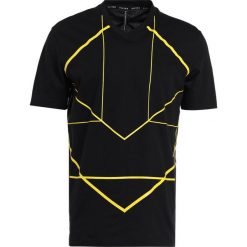 Neil Barrett BLACKBARRETT SYMMETRIC LINES Tshirt z nadrukiem black/yellow. Czarne koszulki polo męskie marki Neil Barrett BLACKBARRETT, m, z nadrukiem, z bawełny. W wyprzedaży za 440,30 zł.