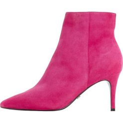Dune London OSHA Ankle boot rose. Czerwone botki damskie marki Dune London, z weluru, bez obcasa, bez zapięcia. Za 629,00 zł.
