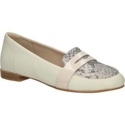 Mokasyny clarks festival grace 26114609. Białe mokasyny damskie Clarks, ze skóry ekologicznej, bez obcasa. Za 469,99 zł.